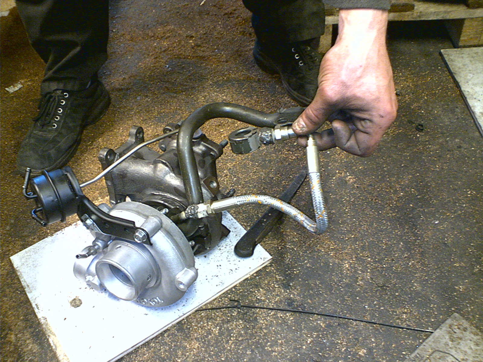 Kappet og sveiset til en flexislange på turboen for lettere av og påmontering.