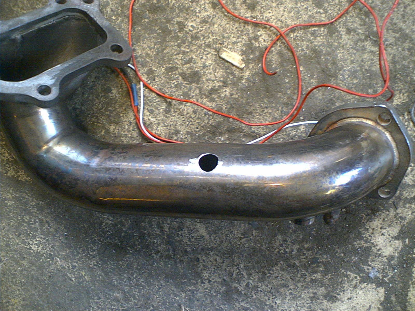 Modifisering av downpipe, måtte få wideband sensoren flyttet til en mer gunstig posisjon. :)