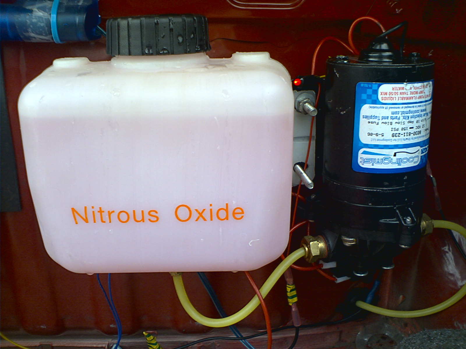 Koblet på en væskenivå måler i tanken. Den er koblet til en diode i dashbordet som lyser opp når væske nivået begynner å bli farlig lavt.