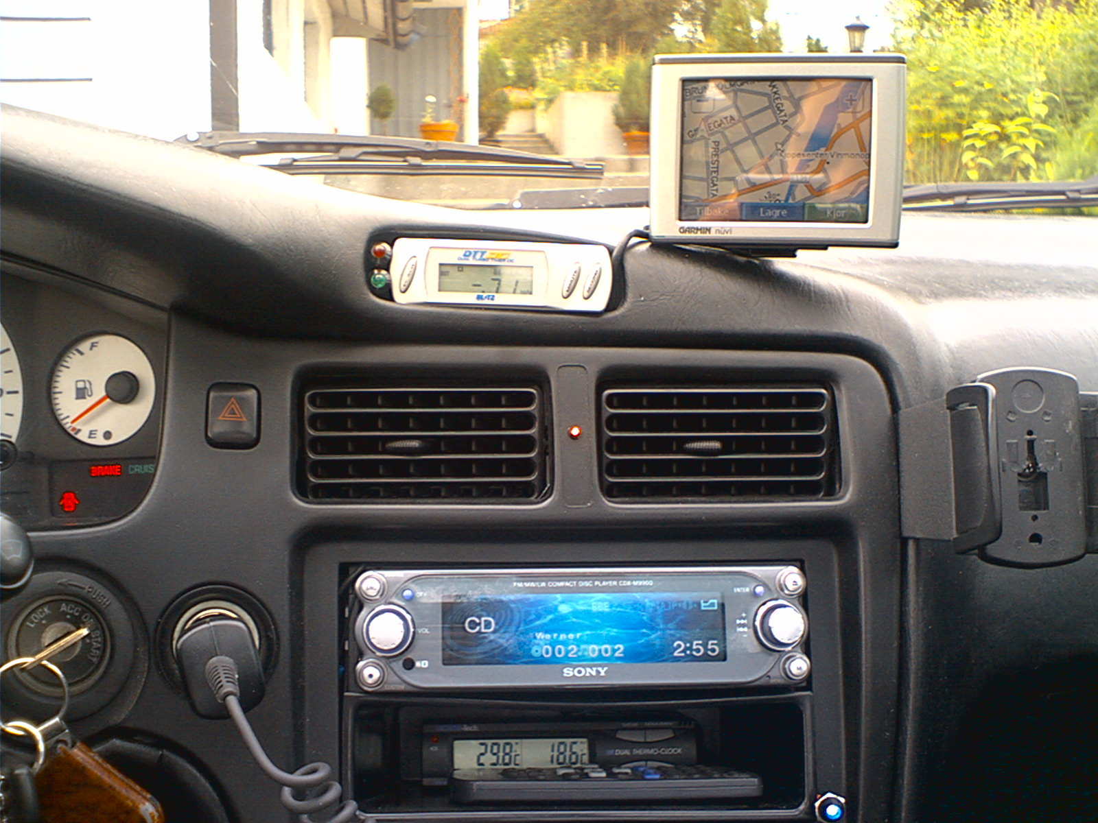 Satte inn GPS navigasjon, temperatur måler, dioder som varsler om lavt væskenivå i vann/metanol tank, samt indikasjonsdiode for wideband LC1 lambda verdier og water injection status / tett dyse varsling.