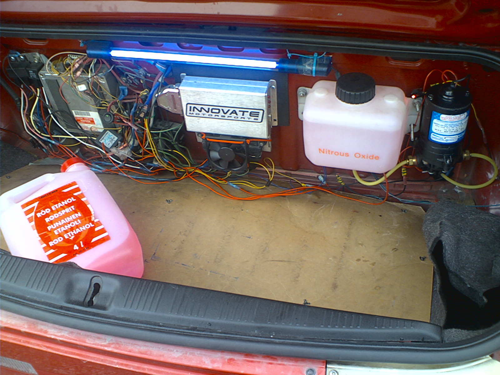 Mye spagetti baki her nå, men skal som sagt rydde opp i ledningene og få det til å se litt penere ut så snart alt er koblet opp og klart. :)