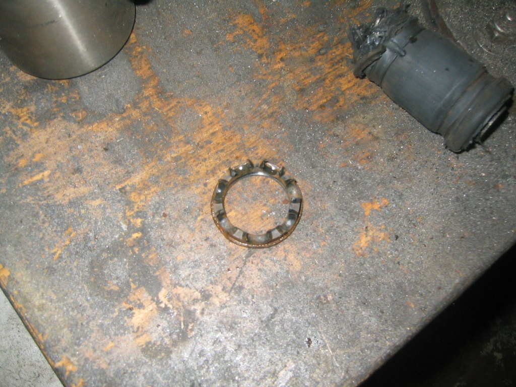 Når vi løsnet dempertoppen fant vi løsningen på de kneppelydene jeg har hatt i bilen tidligere.<br />Fjærbeinslageret var ødelagt!