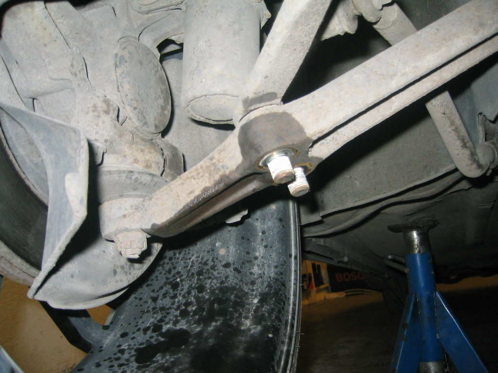 Først løsnes disse to boltene på staget som går til bærearmen