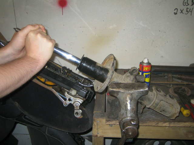 Hele greia ble satt fast i skrustikka så vi skulle klare å få løs den gigantiske saken som holder demperen på plass. Pass på så du ikke skrur til for hardt, for det kan i verste fall klemme om demperen så du ikke får den ut.