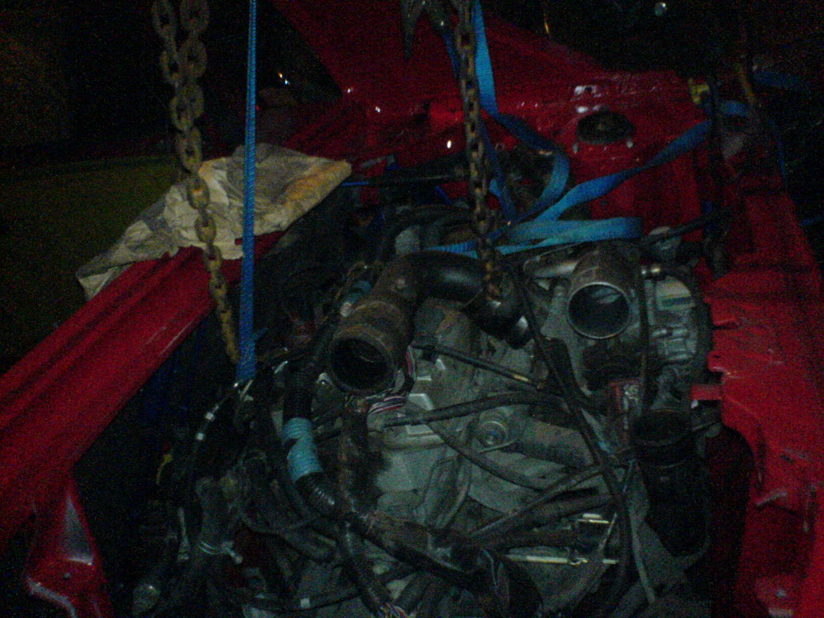 Litt mørkt men driver å prøver å få inn motor. Den ville ikke inn pga motor fester på 87+ er forskjellige fra 87- så måtte bytte om på fester for å få det til å passe. Vis det da ikke er forskjell kun fra NA til SC