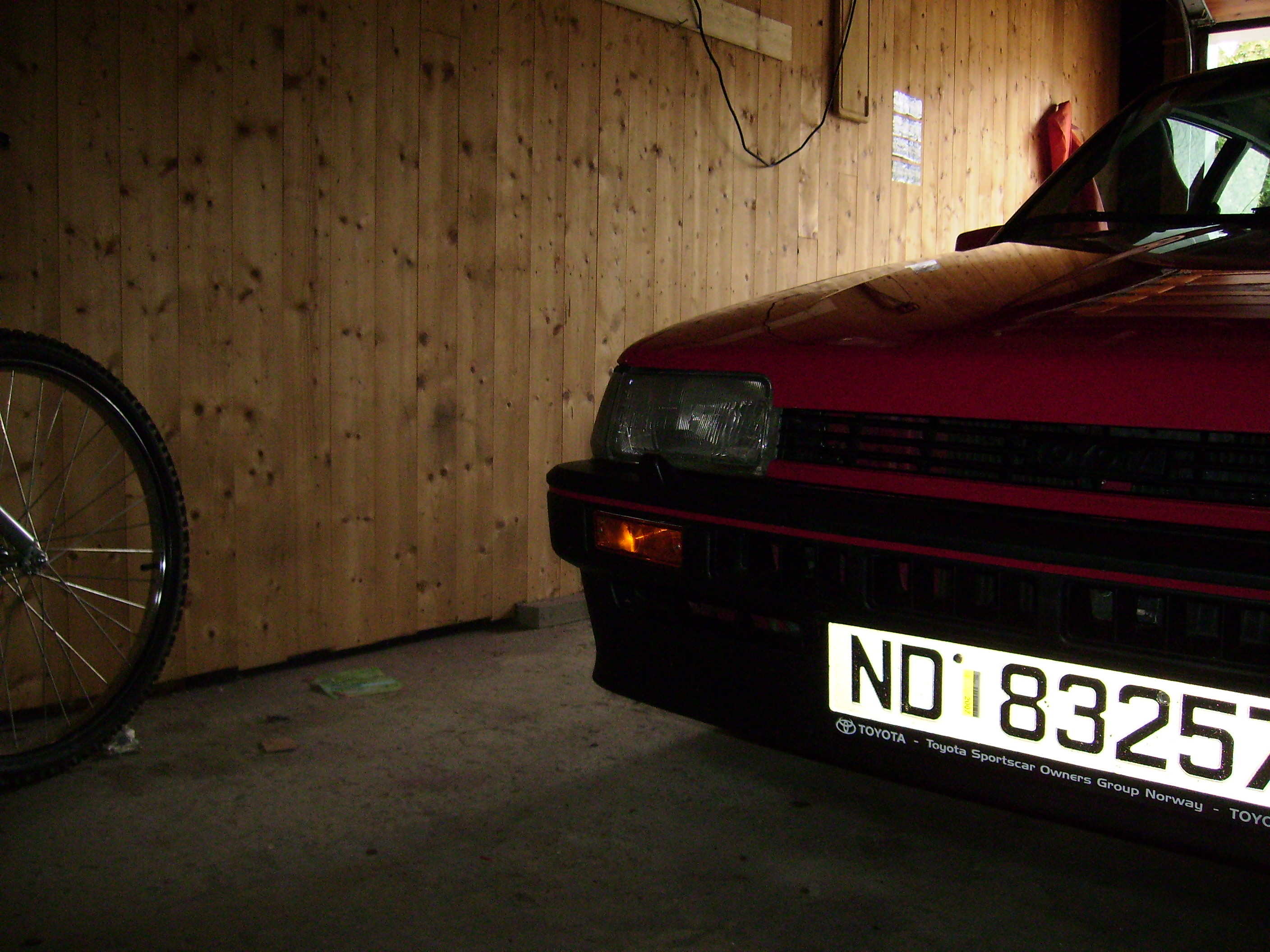 Så nå blir det sort front på bilen til jeg får råd til lakk...