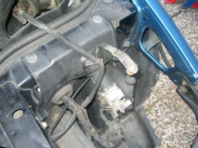 Den åpningen av innsiden på skjermen er det såvidt jeg får hånda inn i og inn der eller fra undersiden må man for å få løsnet boltene