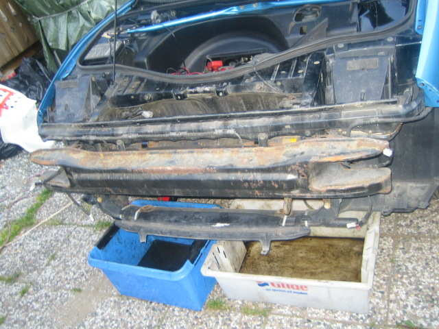 Begge slangene på toppen av radiator løsnes og mere vann kommer.