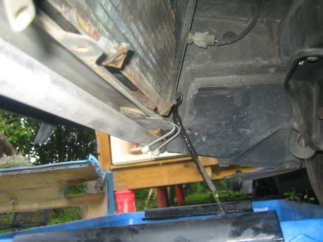 En liten plastbryter vris rundt og vi tømmer bilen for vann