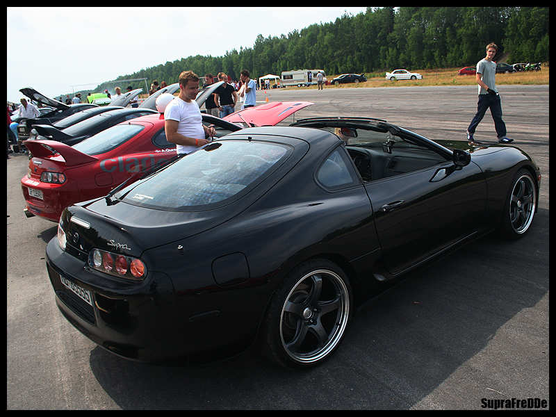 Uten vinge <br />Når jeg ser bilen min slik...er det liksom noe som mangler...synes ikke den er så eksotisk i dette selskapet