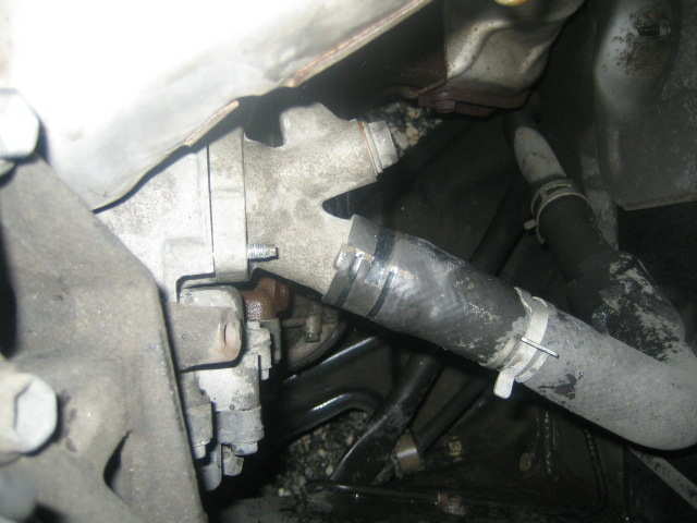 To bolter løsner termostathuset