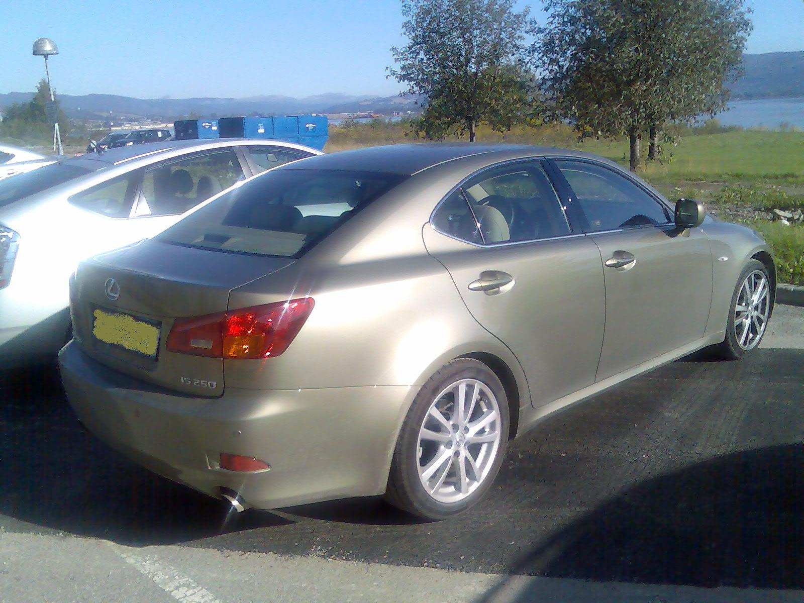 IS250, i en litt grell farge....