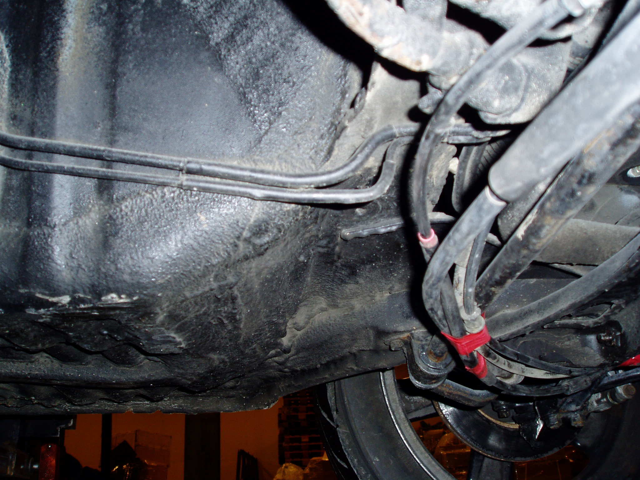 Forhøyningen bak fremhjulene som går til tunellen.