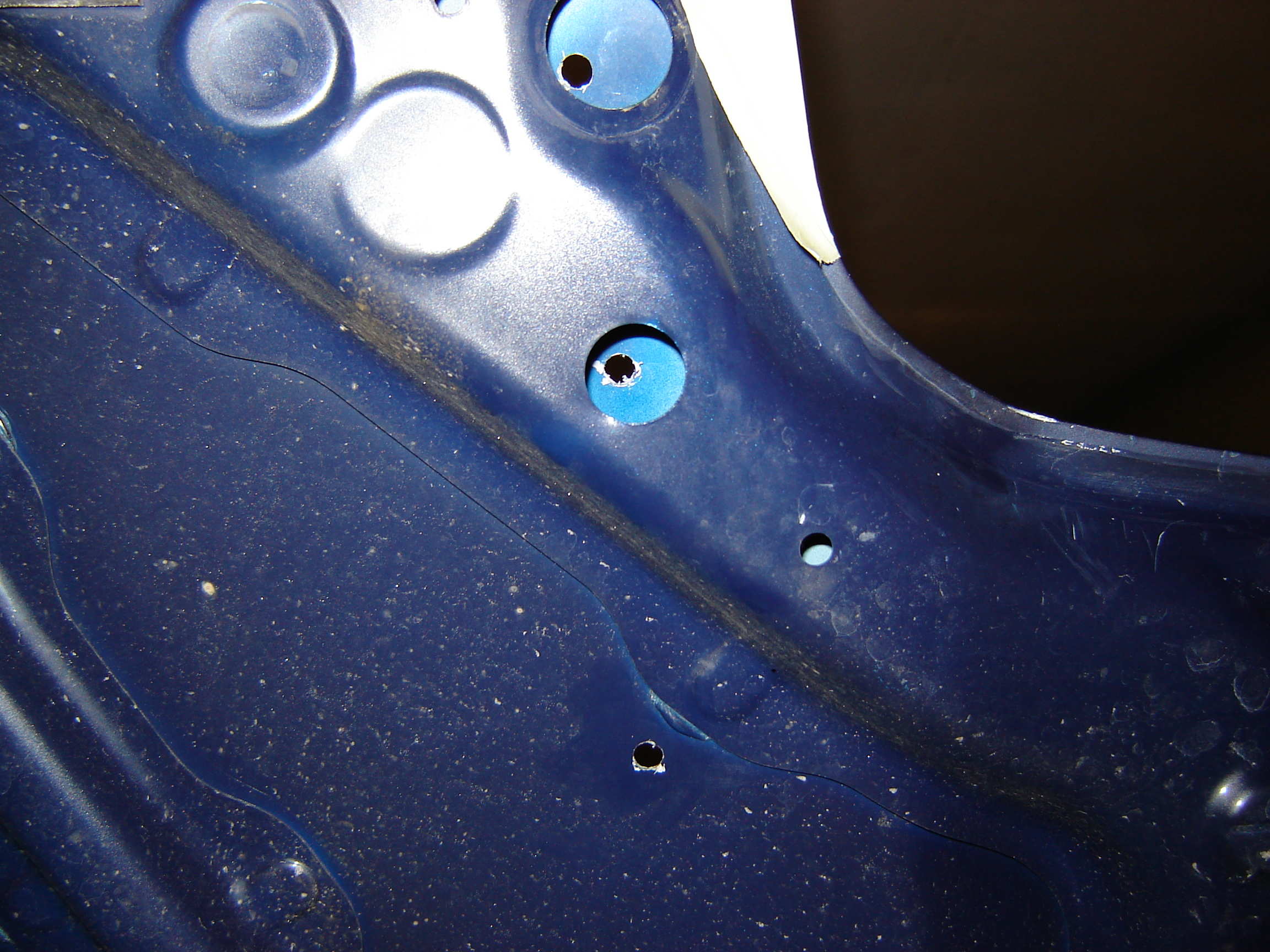 Hull feste til vinge.