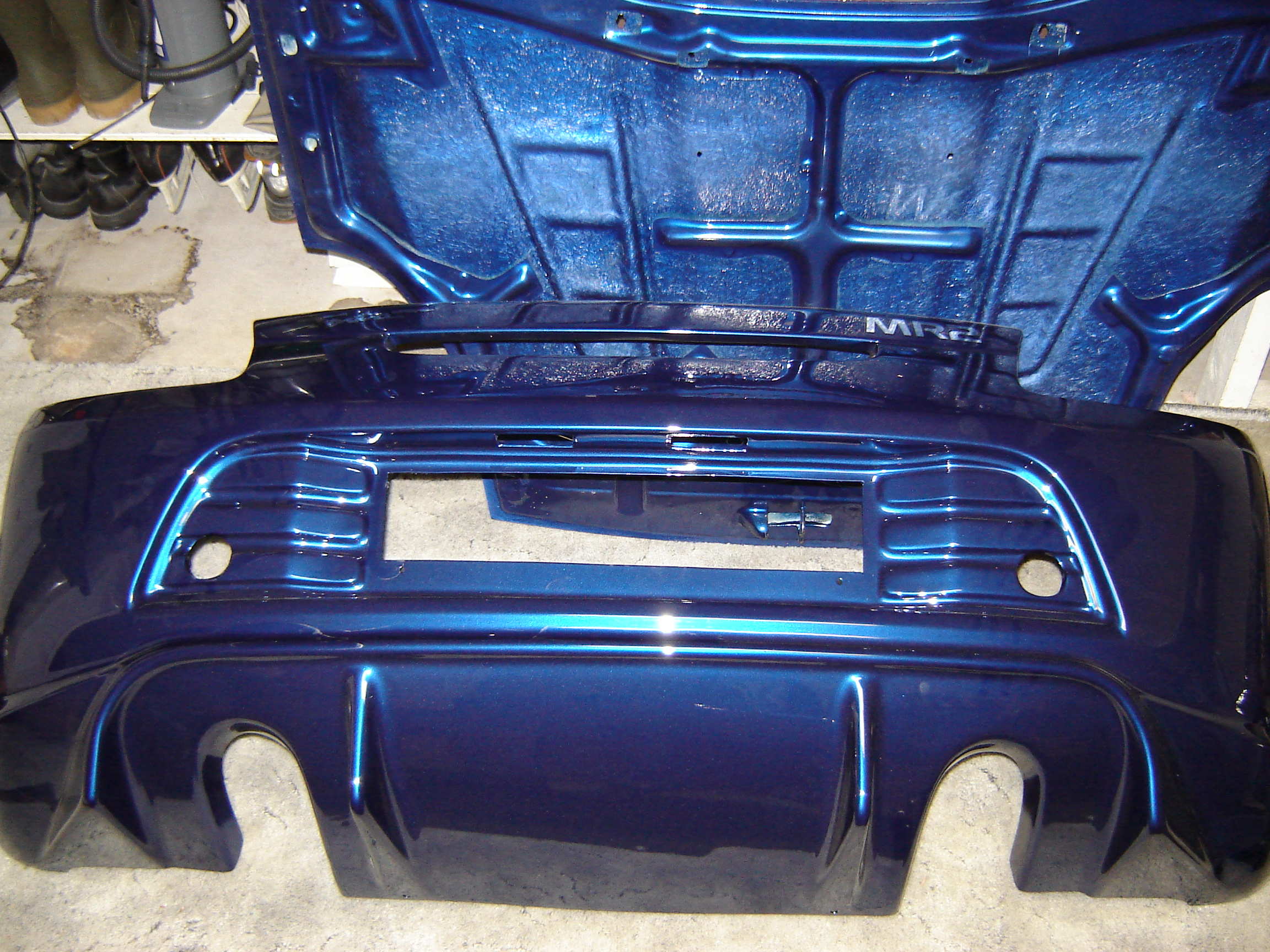 Bak fanger etter lakkering, undersiden av panser i bakgrunnen.