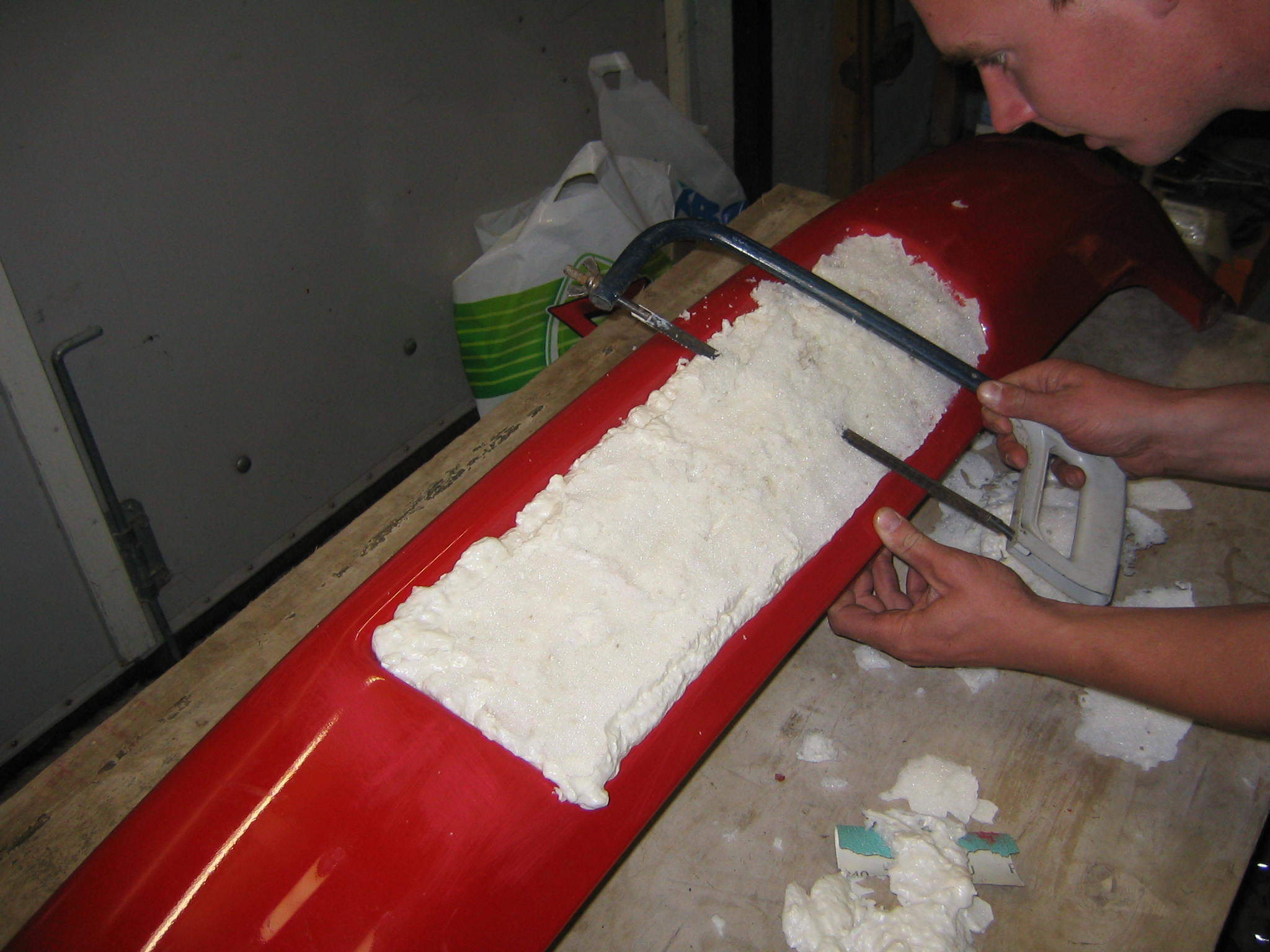 tetting av skilthull pågår. ettersom det ikke gikk å sveise i det materialet fangeren var bygget av,måtte man til selv....