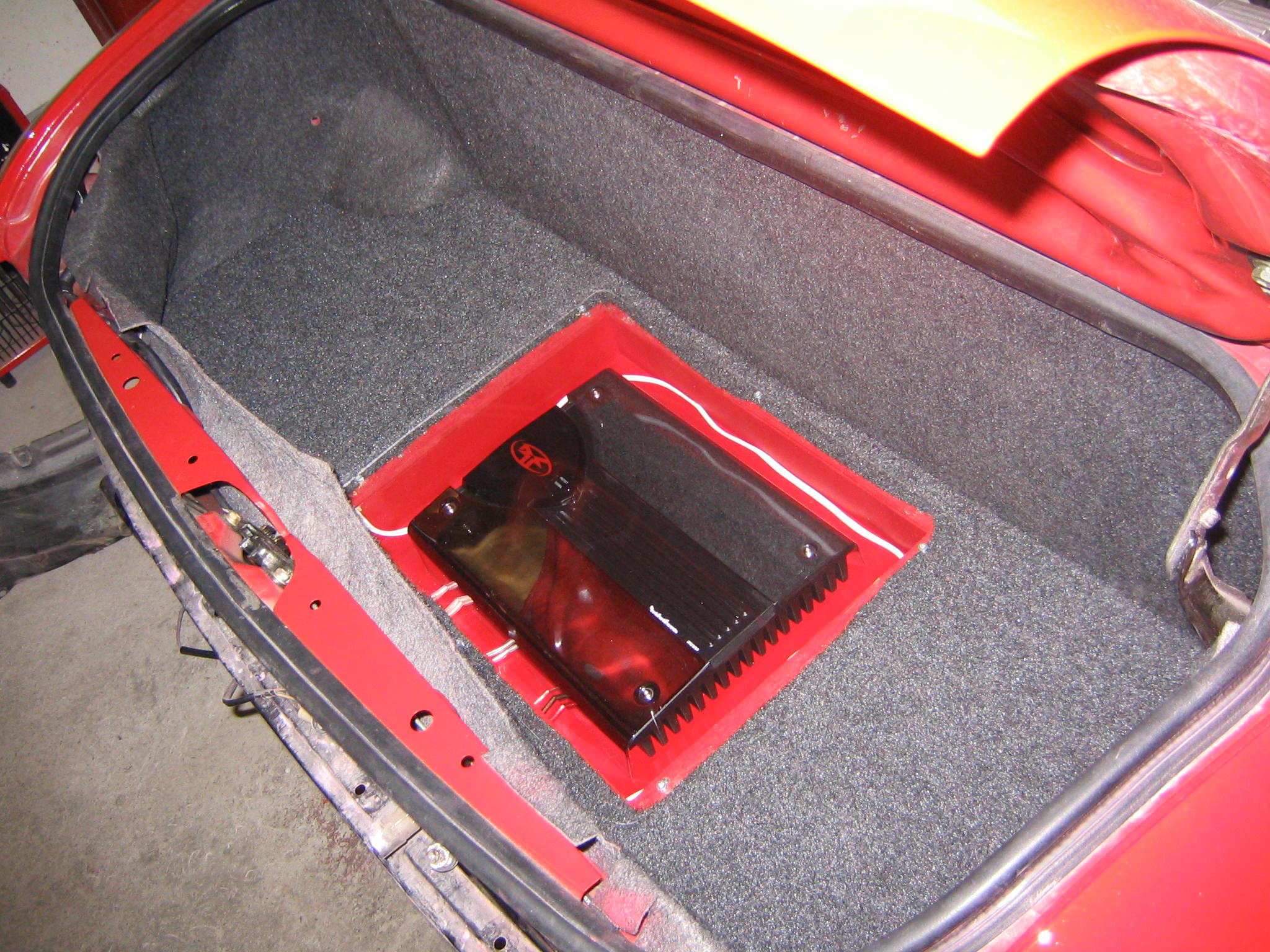 begynner å bli ferdig i bagasjen. bare lister rundt plexien som mangler og røde neon (som den hvite kabelen som går rundt forsterkeren er til)