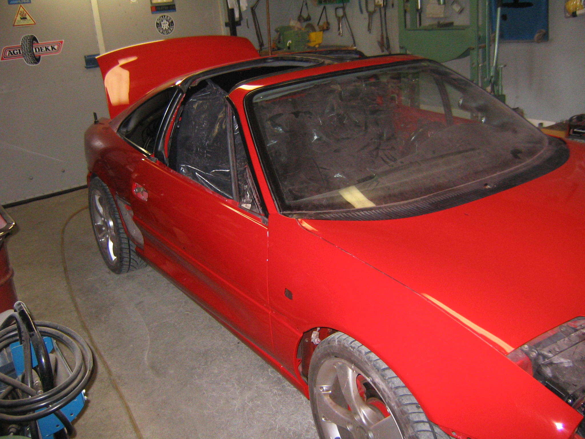 bilen tilbake!!! må si jeg er fornøyd med fargevalget ja!!! nice ferrari-red;)