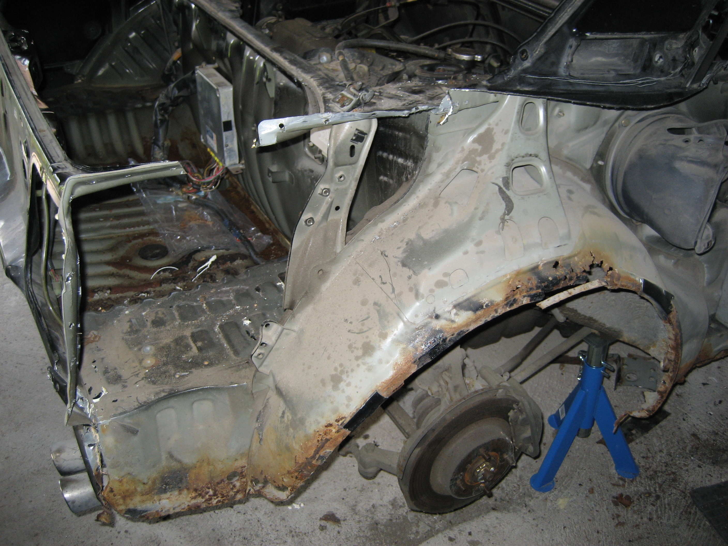 Etter en del jobb var den tatt av. Må også bytte innerskjerm el lappe på den.