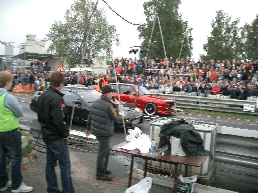 Slenger med et bilde av kompisene våre Kenneth i Nissan 300ZX og Stian i BMW M3 (Er forresten Are som har lakkert BMW`en) Begge kjører sitt første drag =)