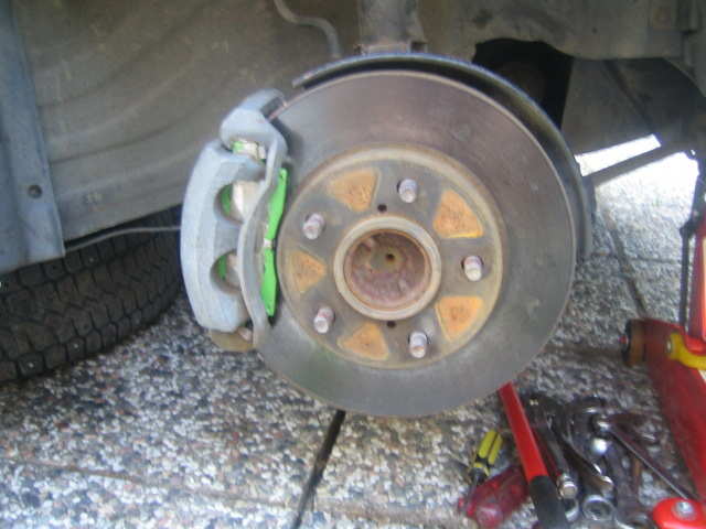 Metallplatene festes på de nye klossene og fjærene og klossene lirkes på plass + kalipper festes igjen.......Vips! :)