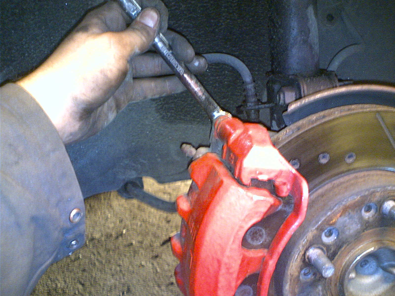 7. Når stemplene er presset inn er det lett å sette kalipteren sammen igjen. Bare plaser dem over klossene, og sett inn boltene i enden og stram til. Og vips, du er ferdig. ;)