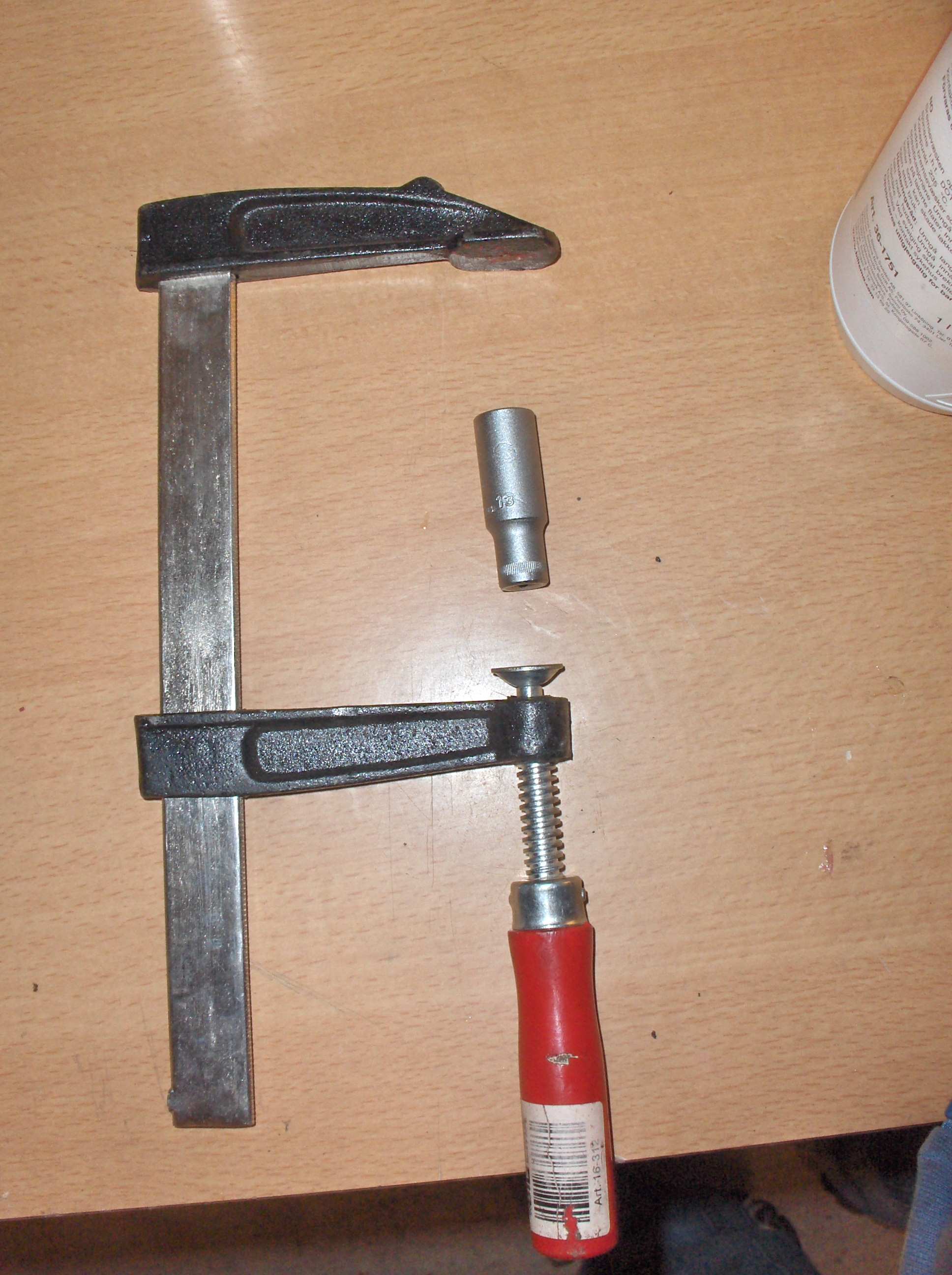 Dette erstatter spesialverktøyet som man egentlig ska lbruke for å overhale brmeser: tvinge og 13mm pipe