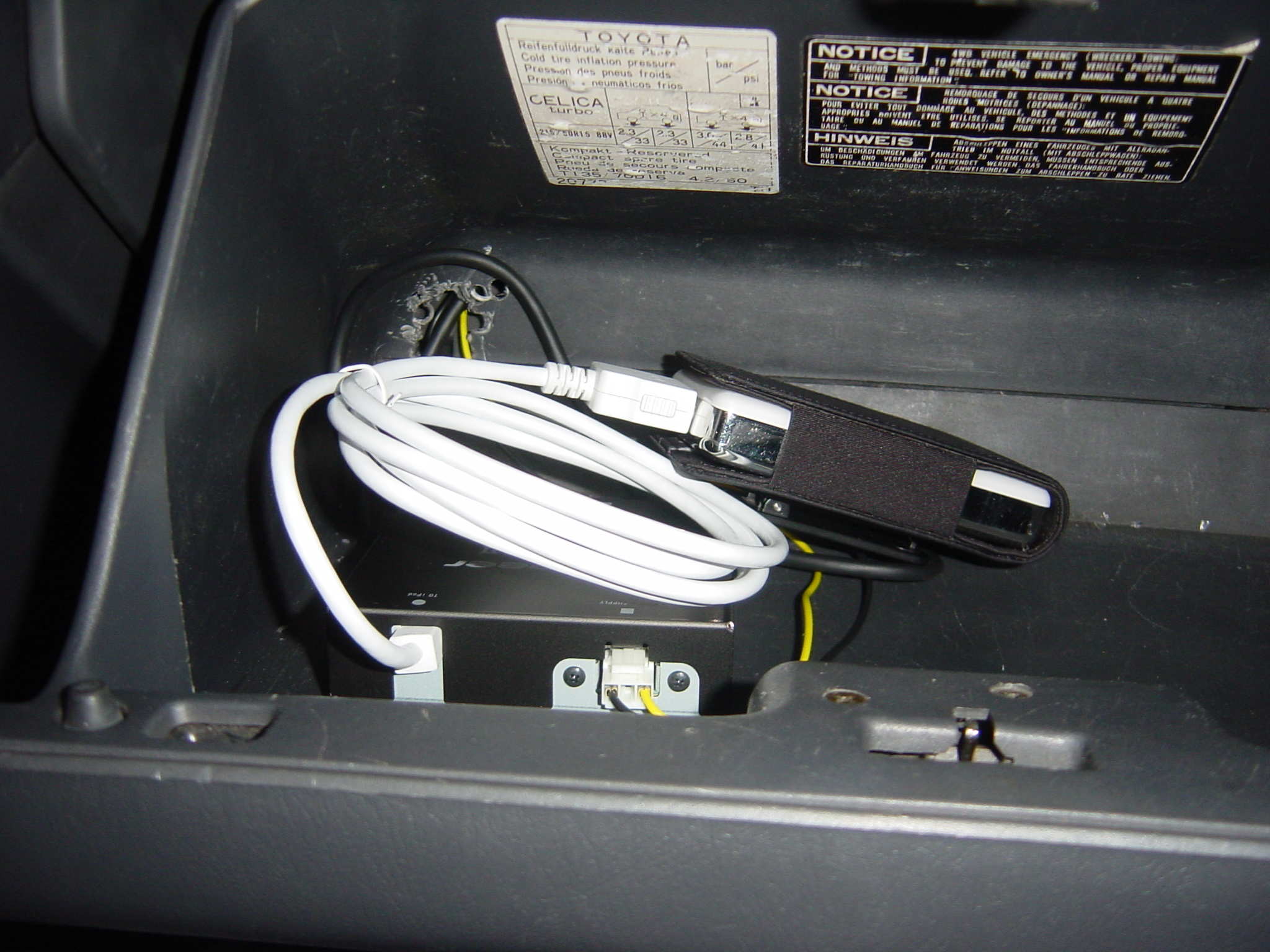 Ipod og adapter i hanskerommet!