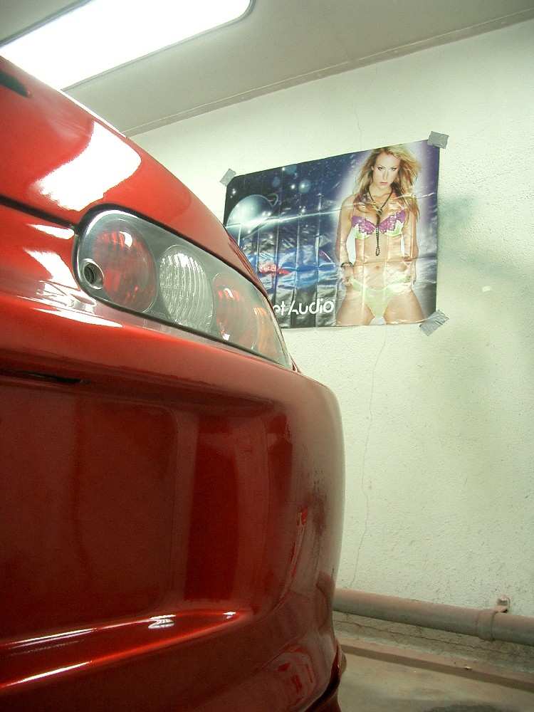 Der har det jaggu meg kommet opp dameplakat i lakkboksen også :)) Litt ensomt der inni  kanskje???  <br />EDIT: Are sa det var Kenneth så.... =P