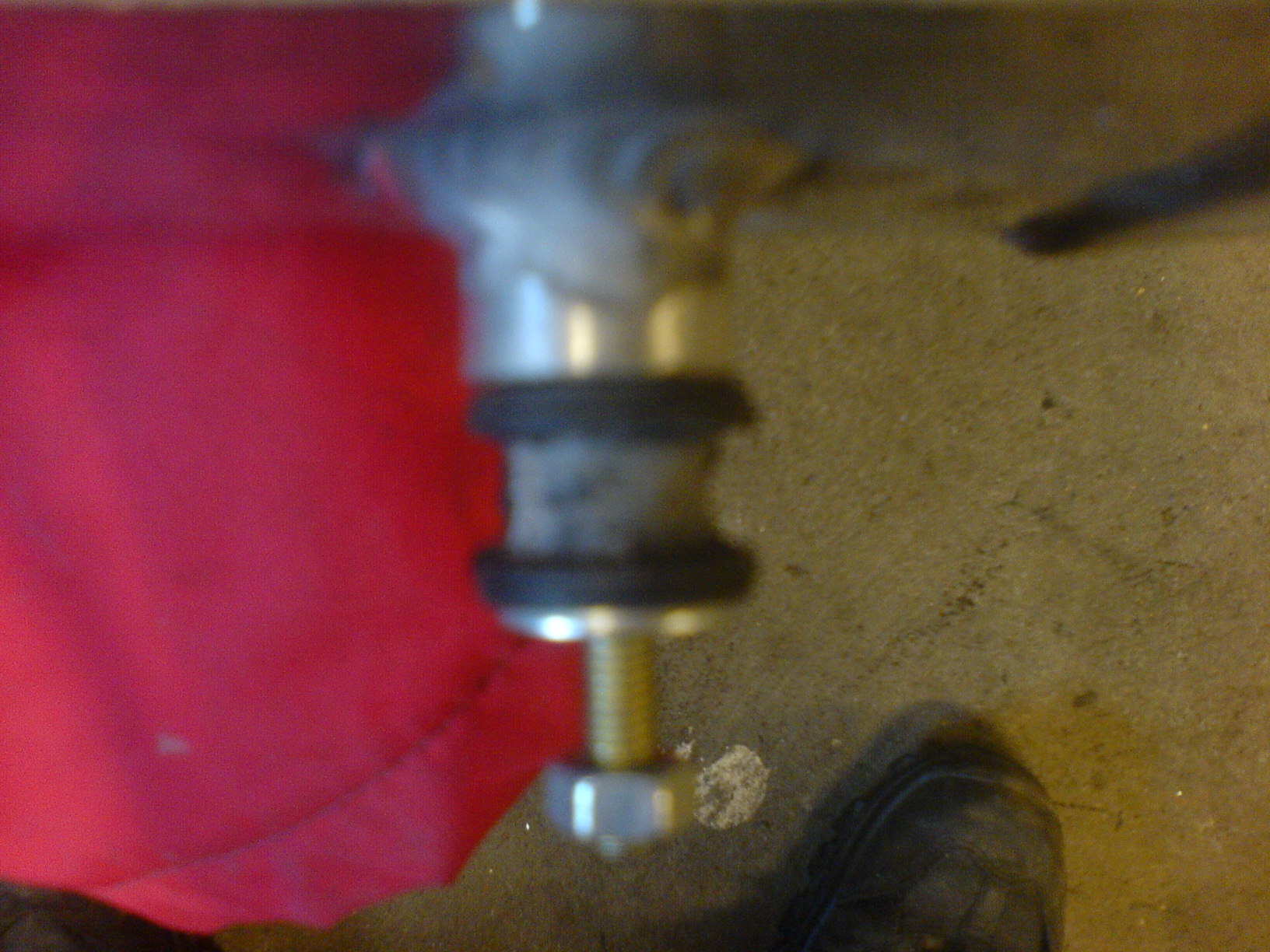 måtte sveise i M8 hullene å gjenge opp til M6 for å ha vibrasjonsdempere i rimelig størrelse.