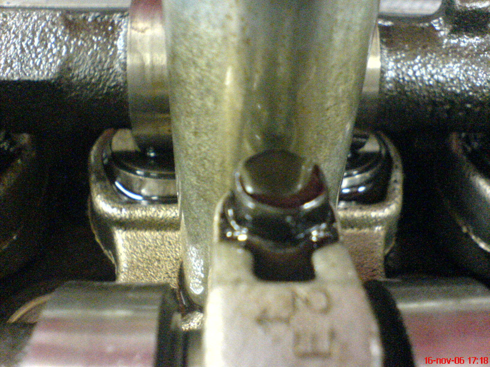 ventilen til venstre står høyere opp enn den til høyre