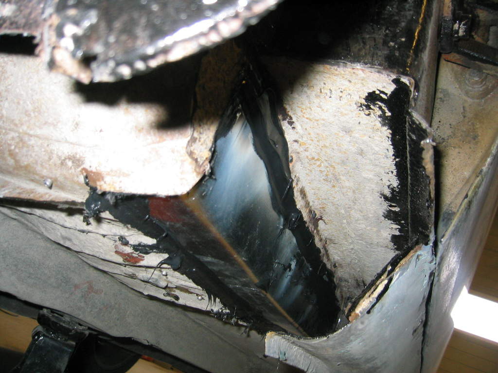 på undersiden der jeg felte inn stålet i gulvet