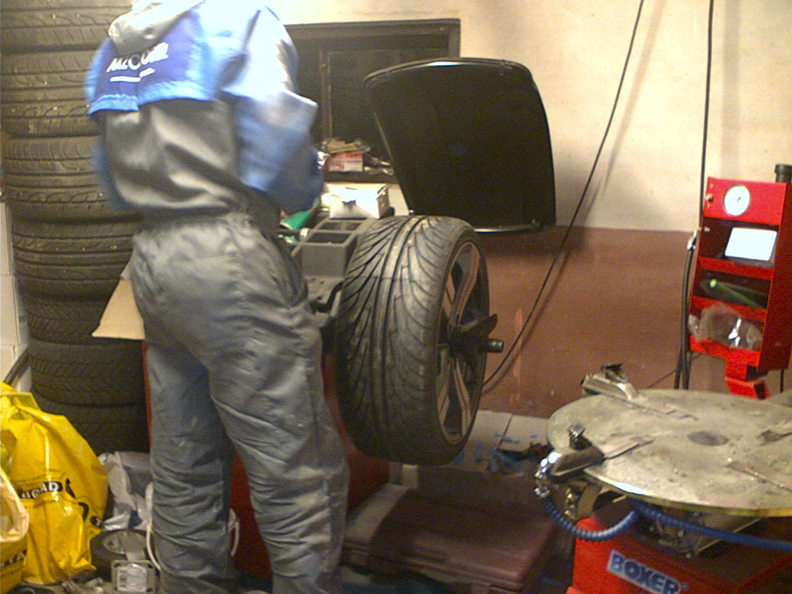 Da var endelig dekket på, og felgene klare til å settes på bilen igjen.