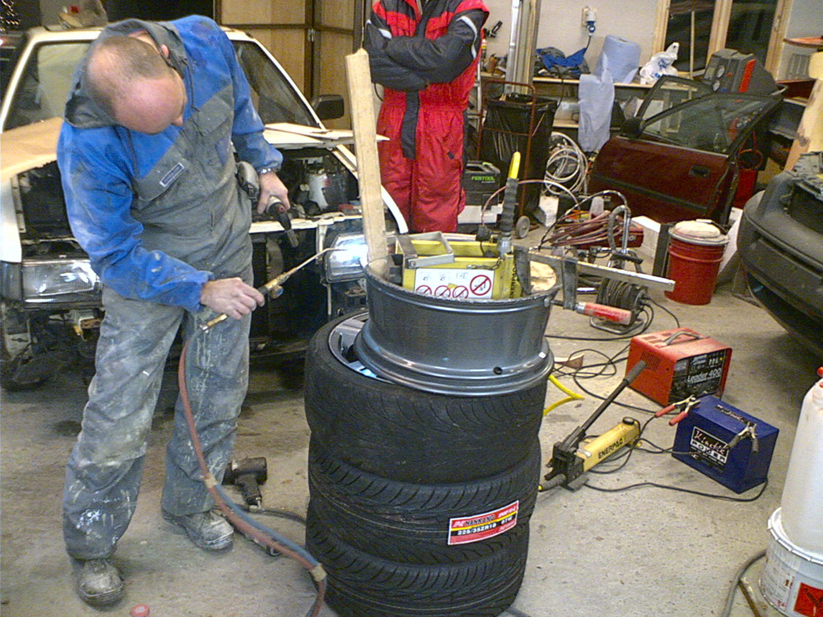 Oppvarming av felg med gass, og hydraulikk til å presse den forsiktig ut igjen.