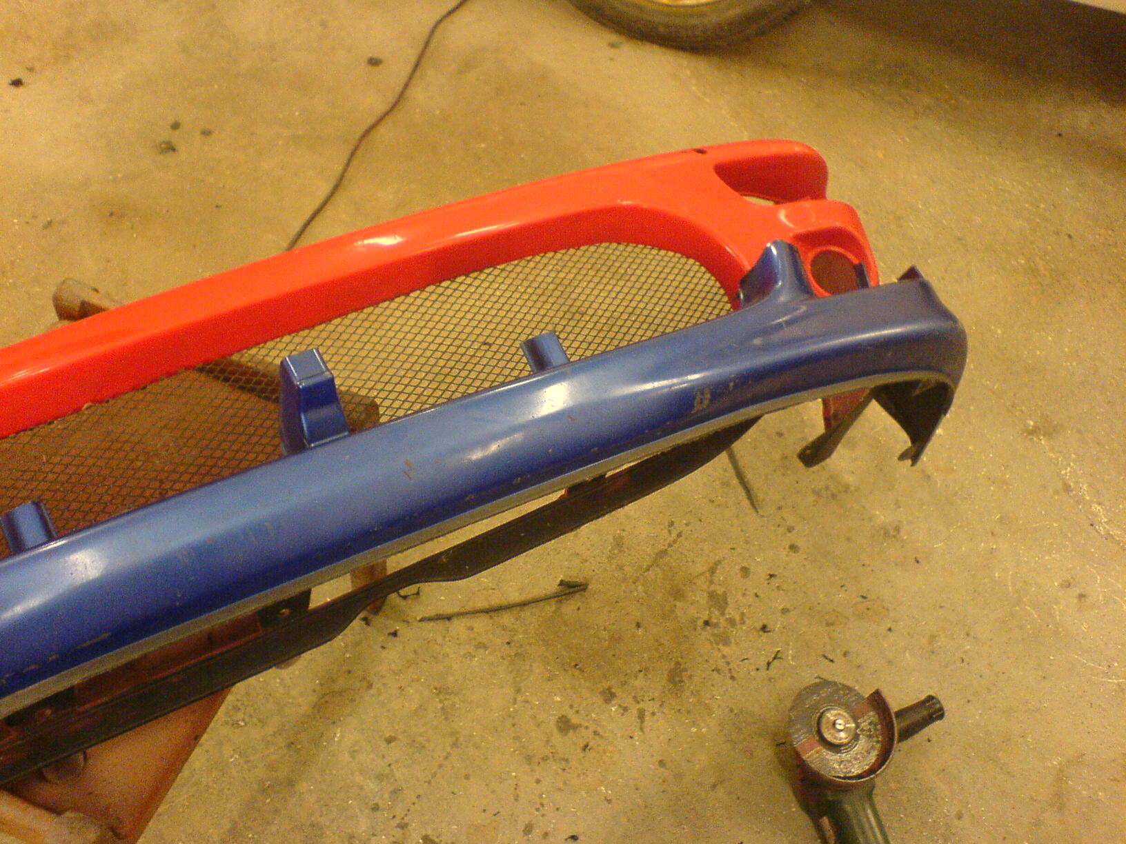 nedre del av frontfanger til avensis<br />( følger formen på side skjørtene)