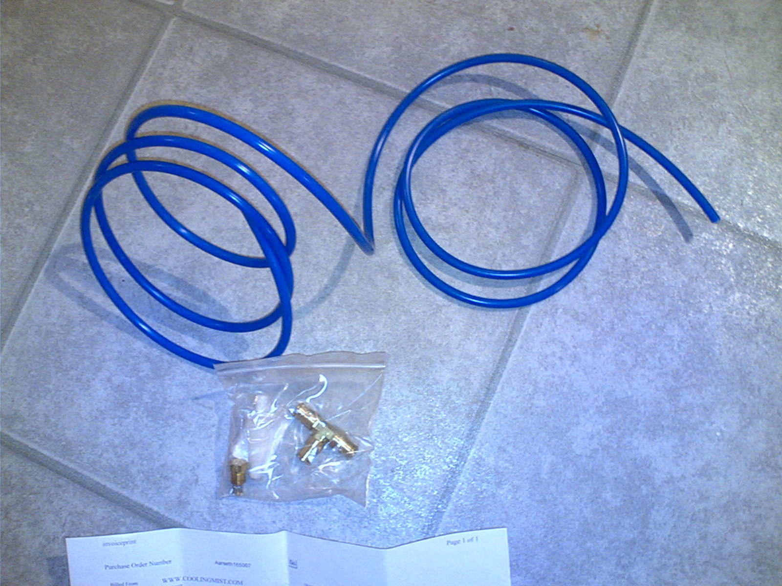 Dual stage upgrade kit. Ekstra dyse og fordeler + slange. Trenger mer vann/metanol blanding har jeg funnet ut. :-)