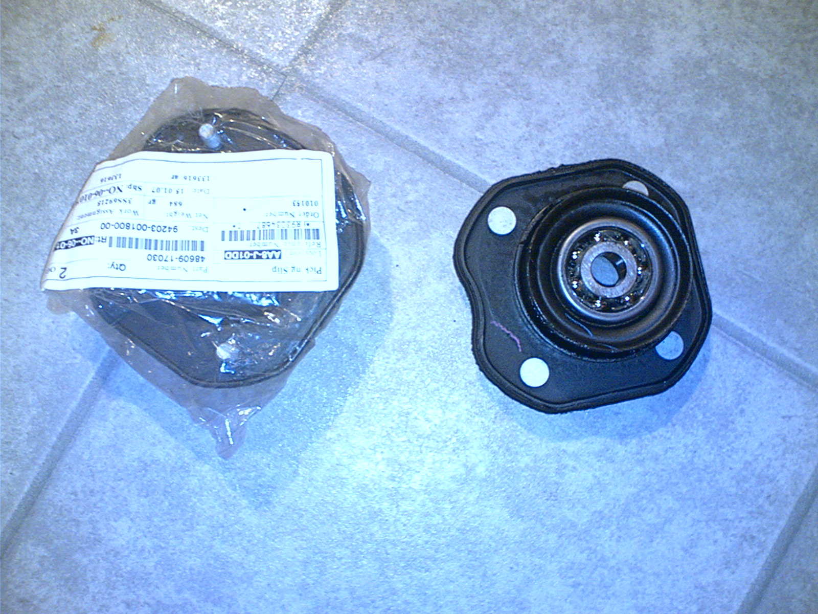 Kjøpte nye fjerbenslager til høyre og venstre side fremme. Disse var DYRE!   ca 1000 kr stk :\  Minus mine 15% rabatt hos Toyota :-)