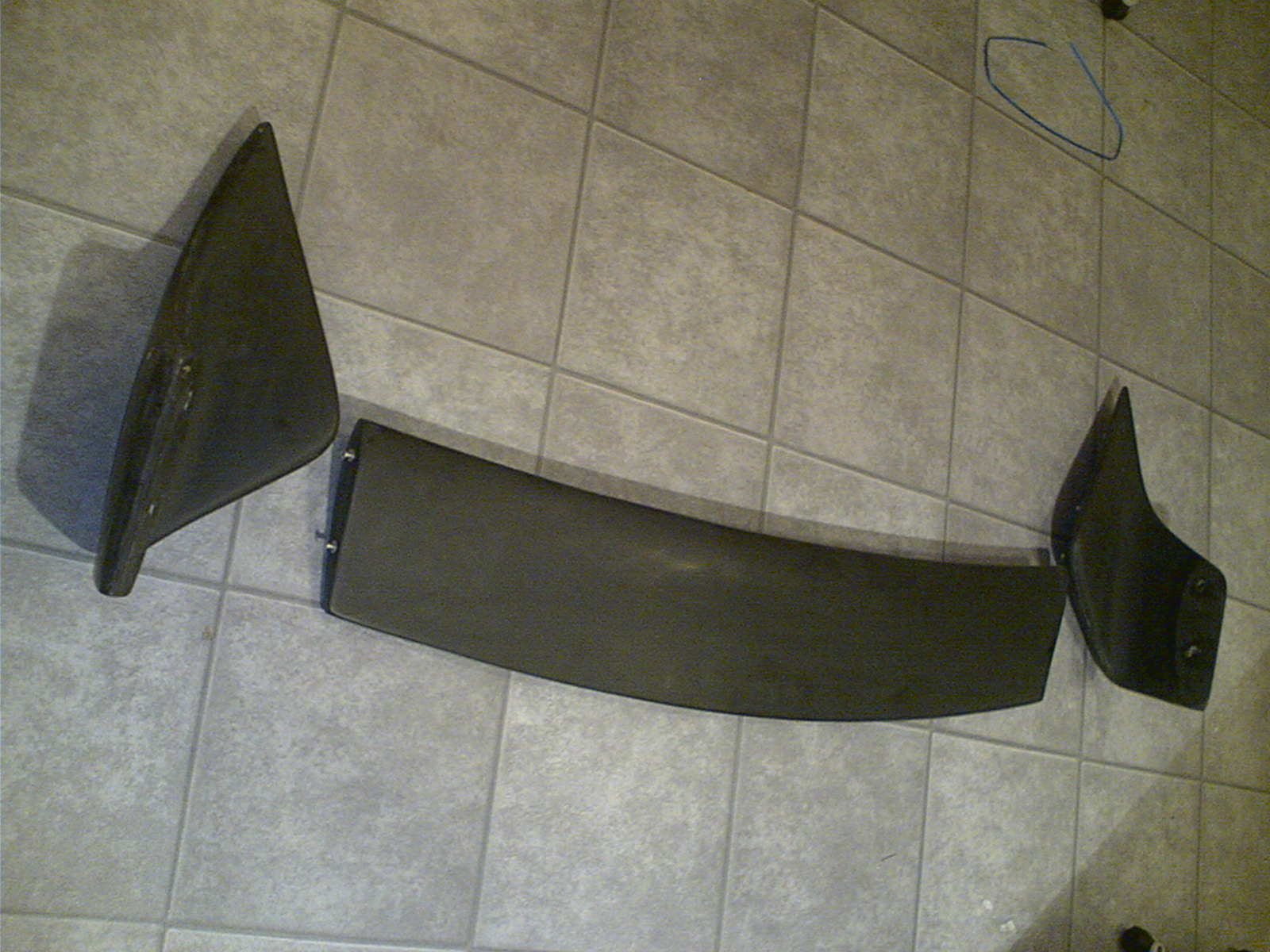 TRD vinge/spoiler. Kommer til å gjøre susen når bilen skal skifte farge til våren :) I mitt hode blir det iallefall seende bra ut.