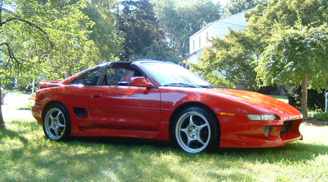 Fet orange mr2 på gress.jpg