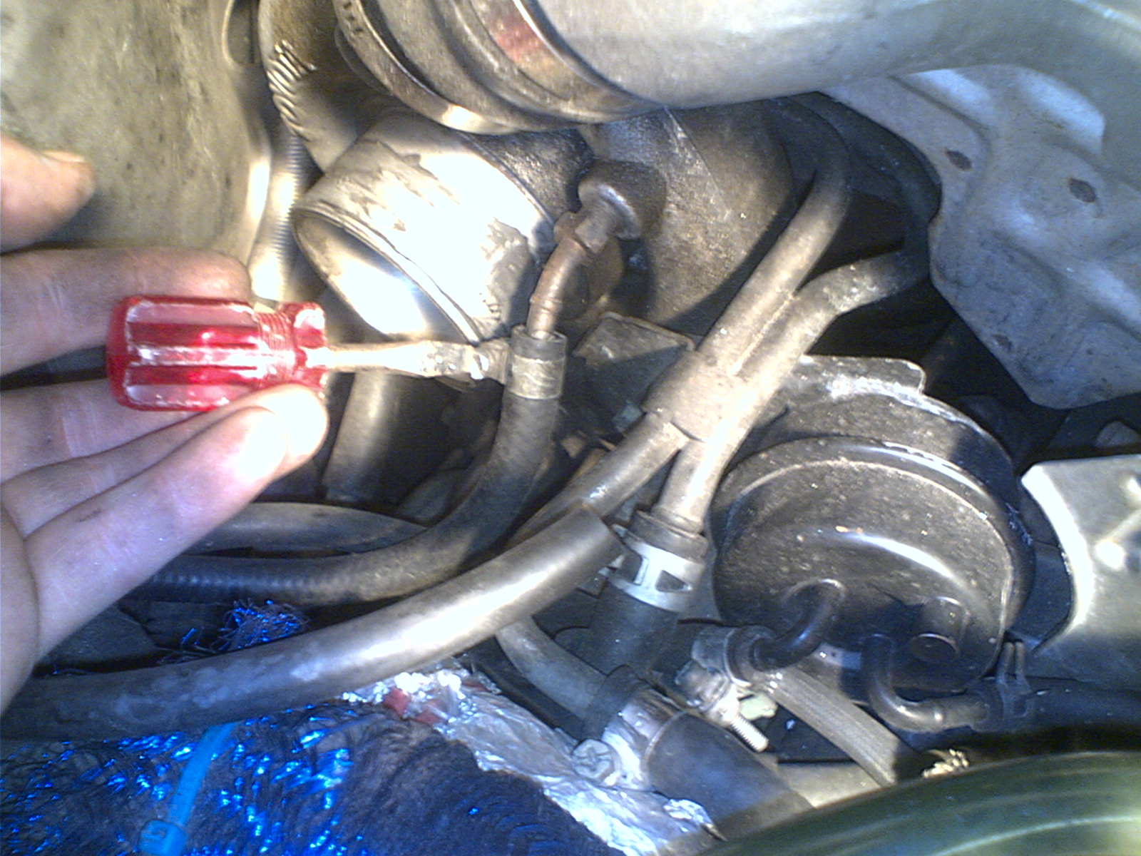 Fjerne de gamle slangene fra wastegaten og montere på nye som skal gå innom HKS solenoiden (stepper motor ventil)