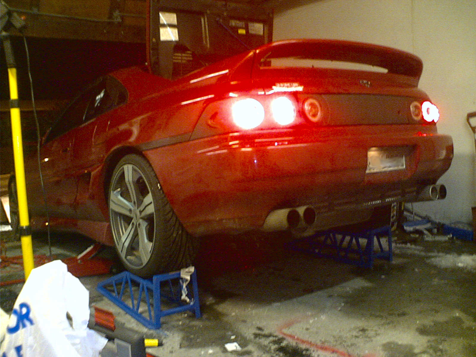 Da var det klart til å begynne på eksos anlegget. Kjøpte meg noen snertne ramper på biltema som man kan kjøre bilen opp på. :-)