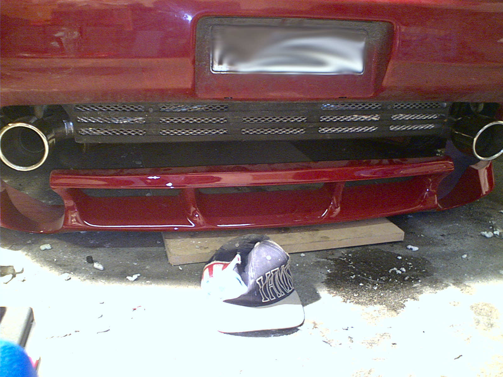 Så fant jeg ut at jeg skulle montere kaminari stylingen bak i samme slengen. Det tok faktisk lenger tid enn å demontere og montere eksos anlegget, men det var verd det! :D