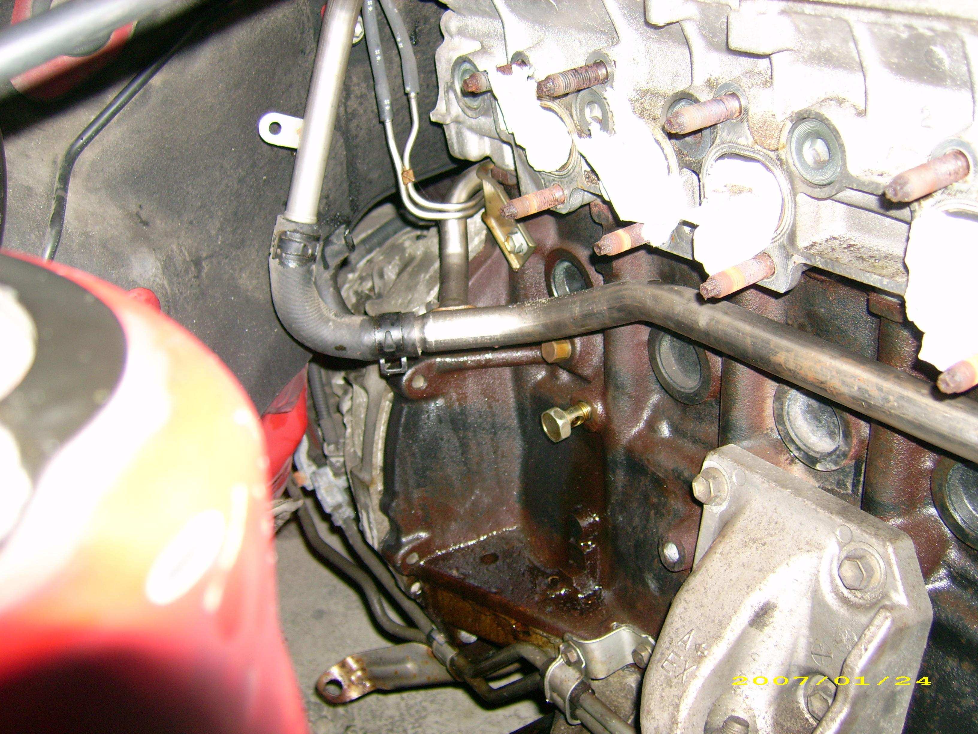 Skruen på dette bilde skal blokeres. Det er olje-tilførselen til turbo 2. Dette tettes bare med en kort gjenget bolt og en kopper skive eller no lignenes som tetter. (og loctite i tilegg)