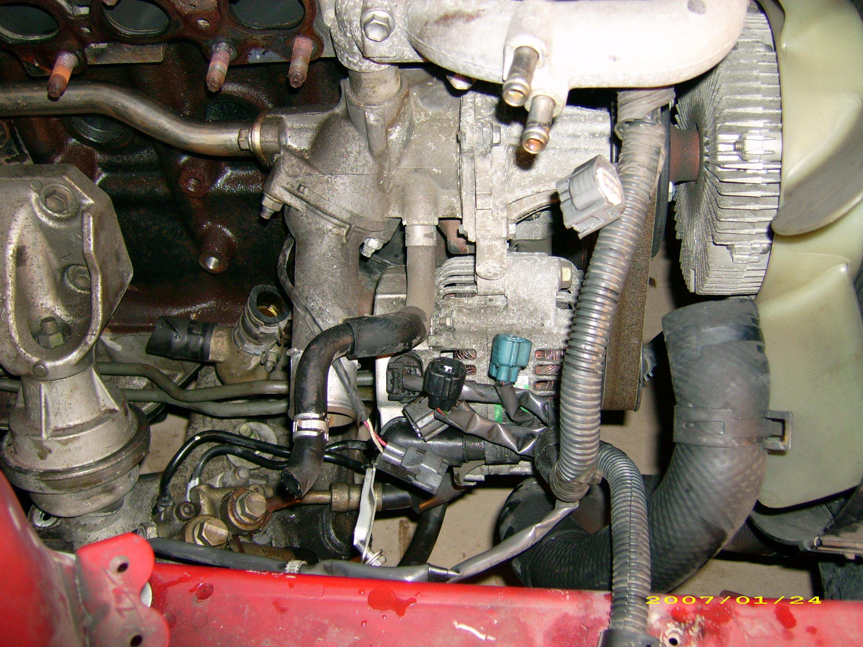 Overst på dette bilde ser du vann tilførsel til original truboene. Enkleste er og kjøre en slange fra ene plugg og rett på andre. De 2 tykke rørene som er kappa nede er der oljå går tilbake til bunn panna. Der blokkes også den ene.