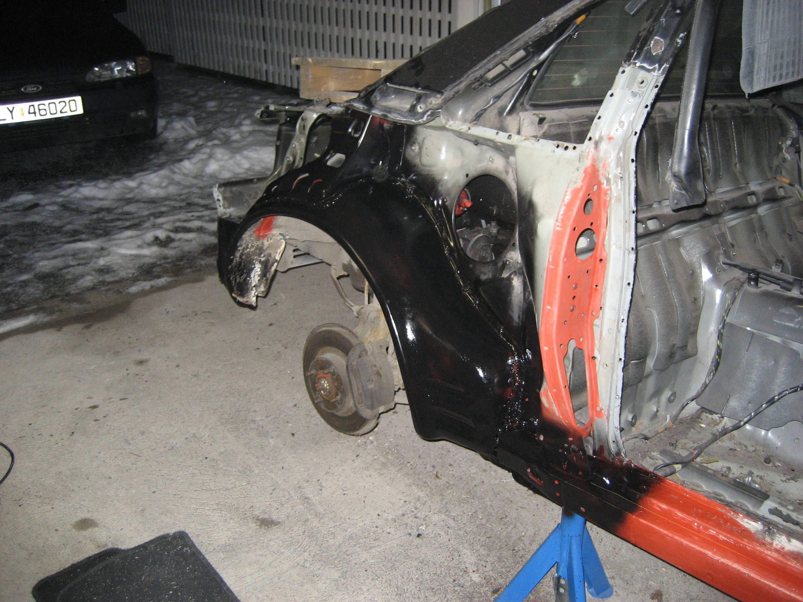 Innerskjerm sveiset på, behandlet med Wurth rust stopp grunning, lakket og tecktylwox.