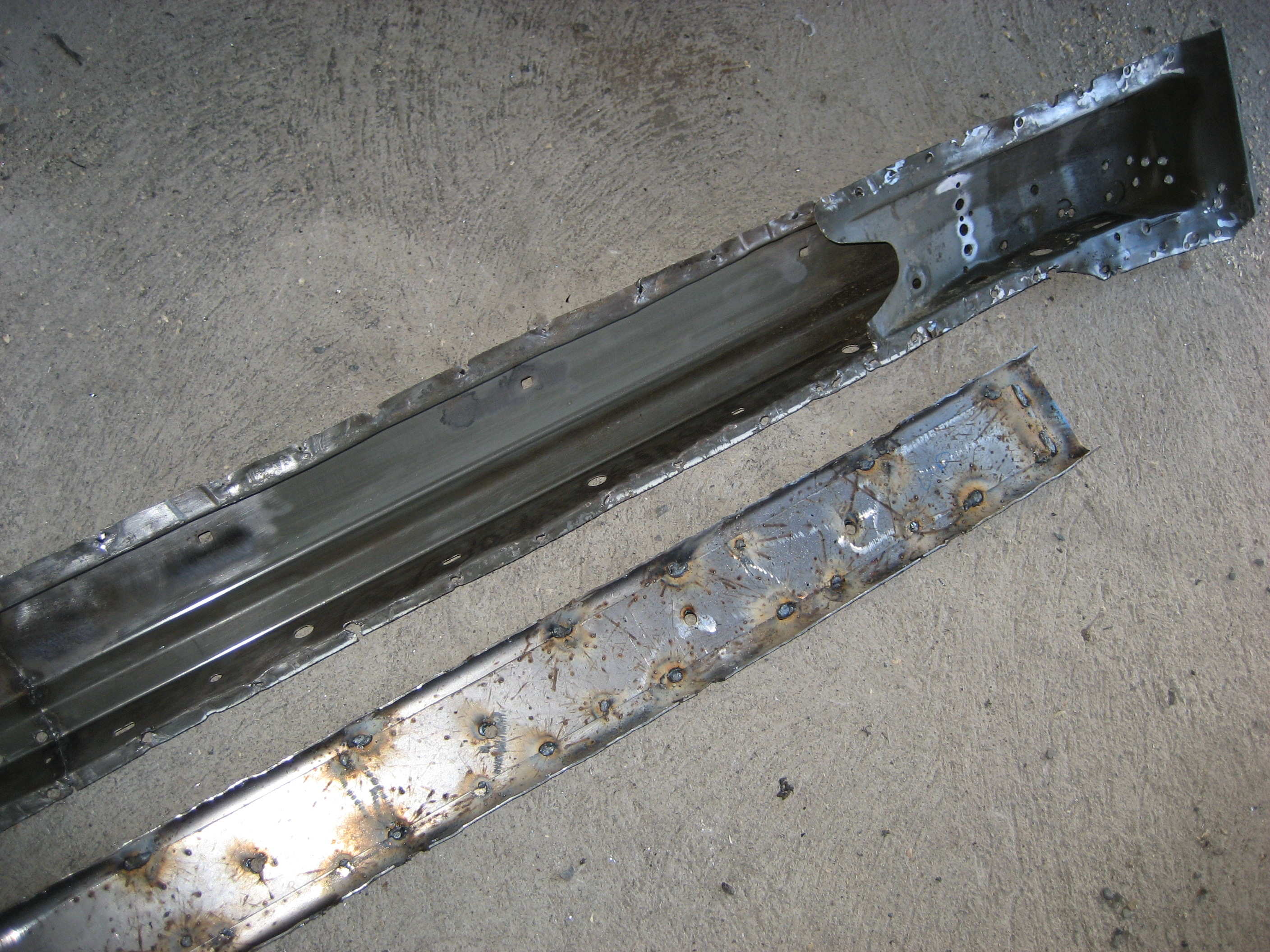 Siden jeg fikk tak i en kanal fra en mr2 med soltak, lagde jeg en 2 mm plate som jeg knakk til, og punktet fast i kanalen. I tillegg en 2 mm platestrimmell for ekstra avstivning. Mr 2 targa har orginal en slik avstivning i kanalen