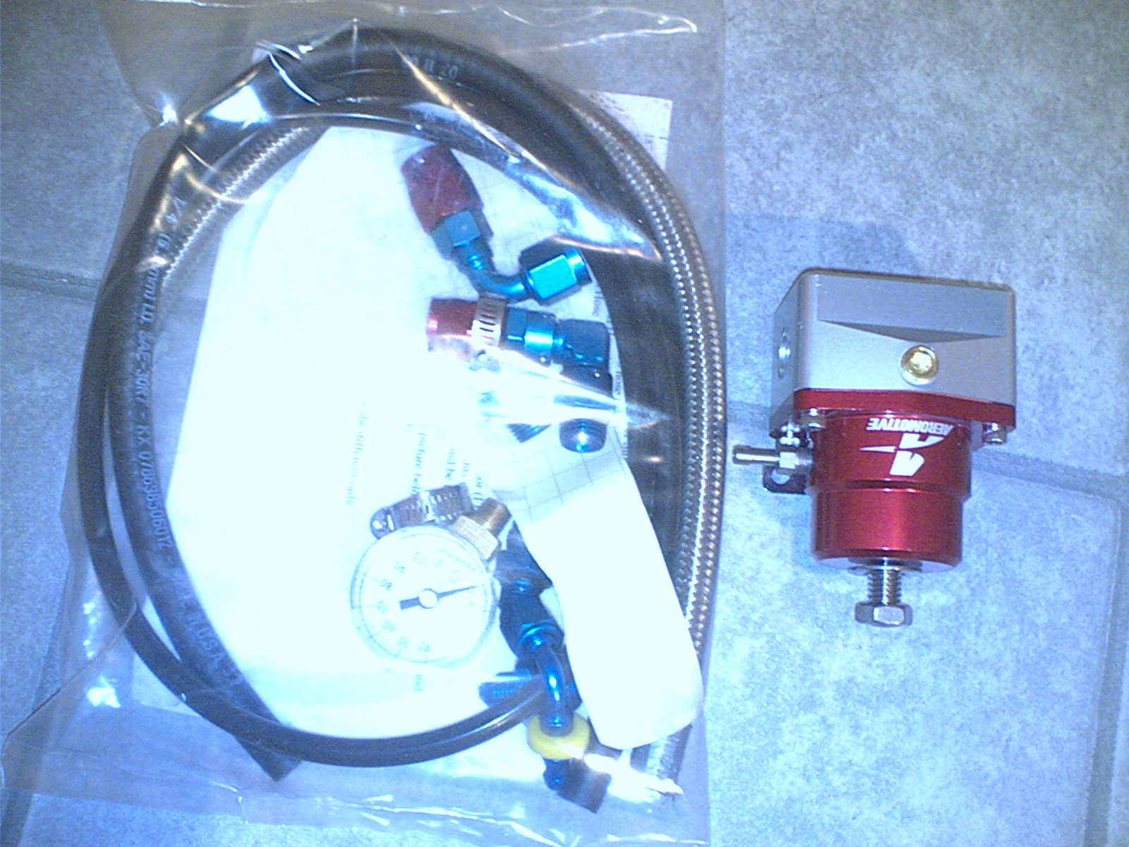 Aeromotive bensintrykksregulator med måleinstrument og fitting kit.