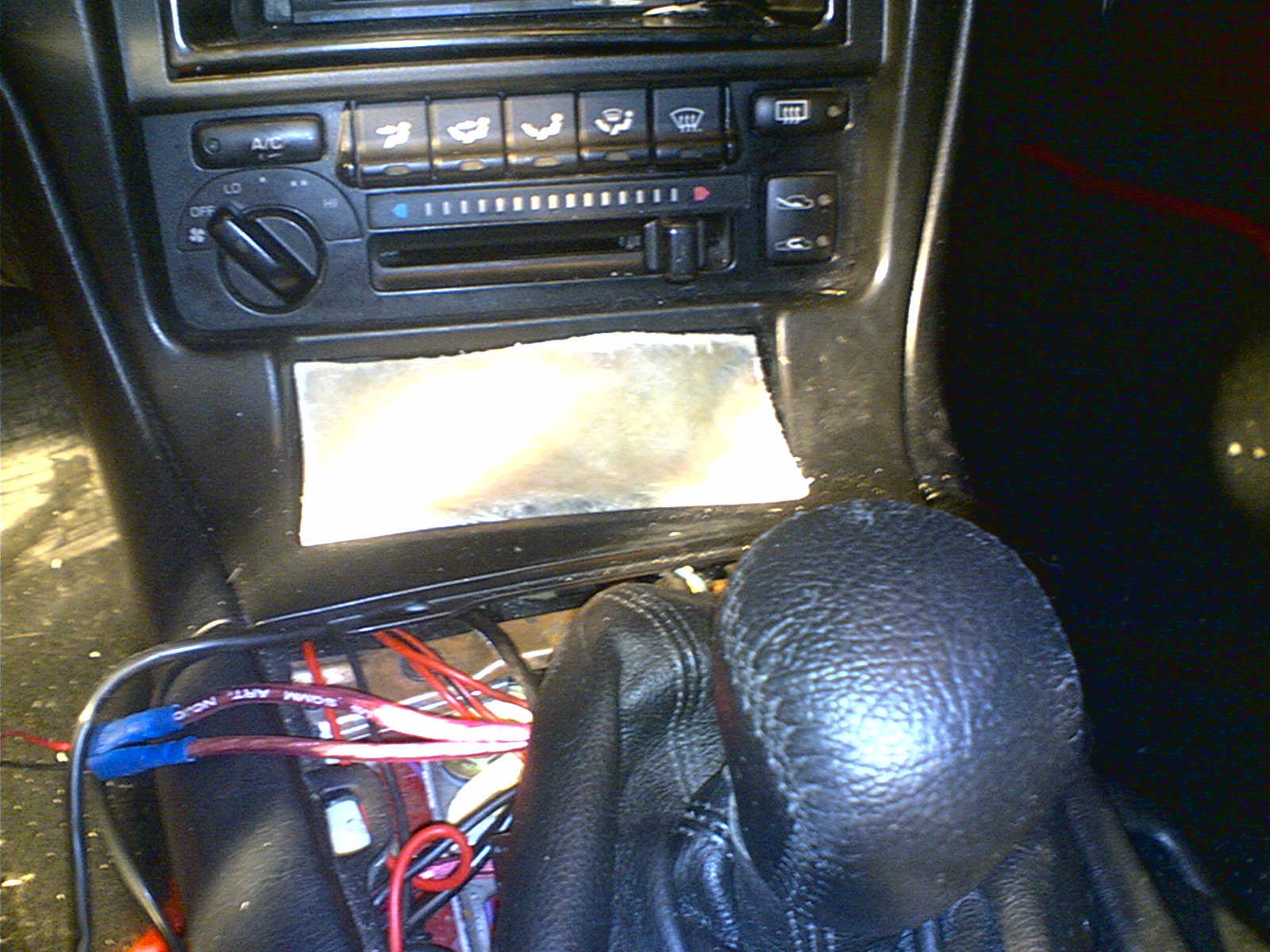 Det skal skjæres ut hull til display enheten. Så må den prøves til. Når det er gjort kan jeg begynne å bygge opp rundt den slik at dette blir seende bra ut.