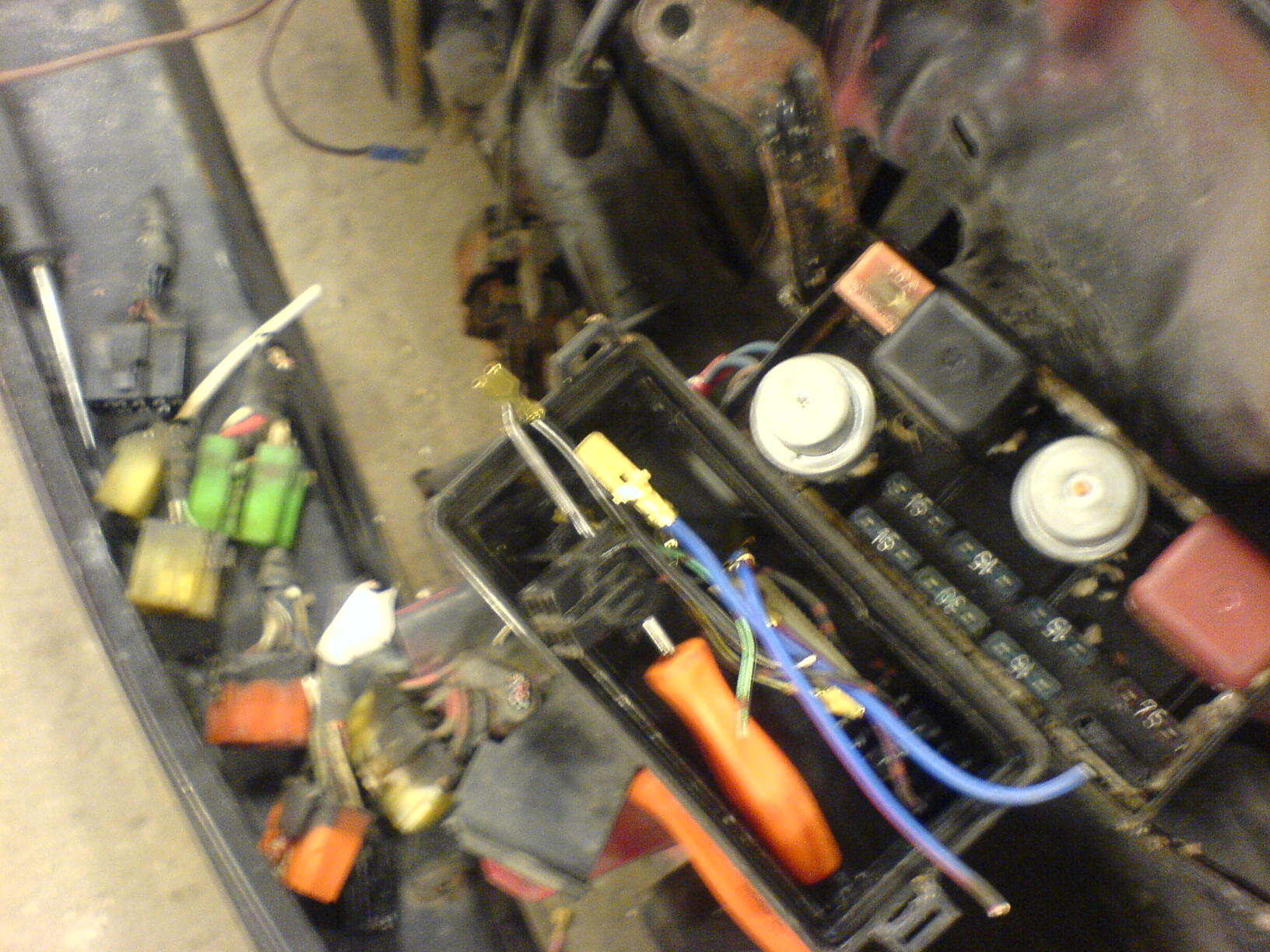 Skiftet sikringsboksene i motorommet, da de hadde fått litt medfart