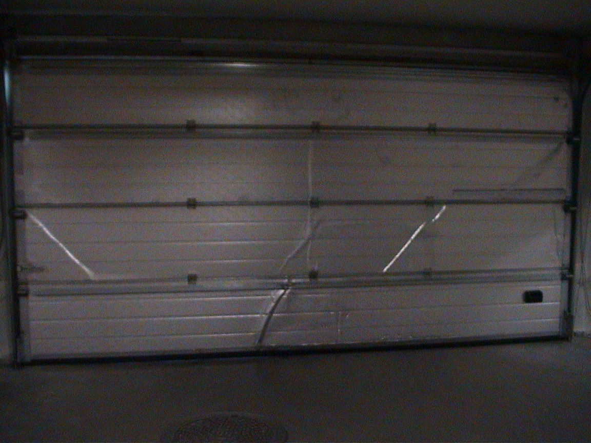 Porten på Toyota Drammen etter den er banket rett igjen